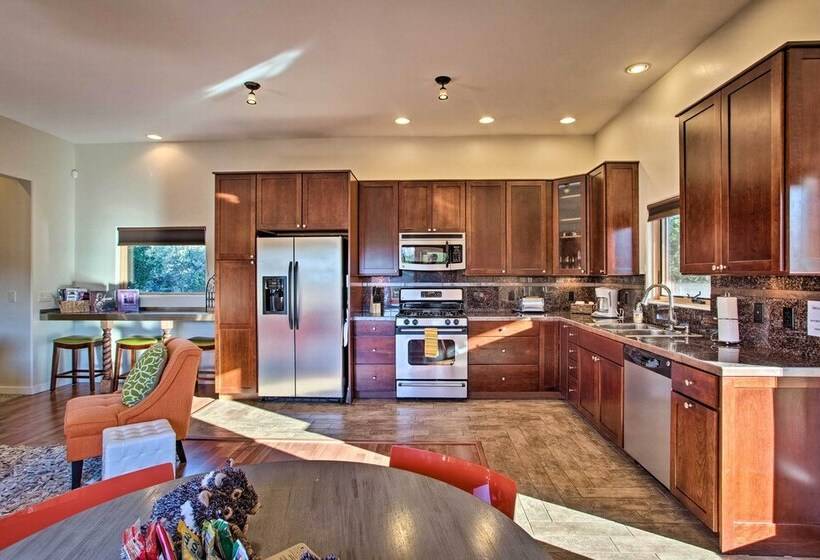 West Sedona House W/ Furnished Patio & Views!