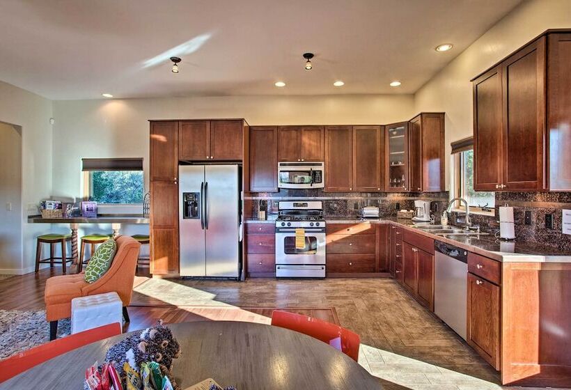 West Sedona House W/ Furnished Patio & Views!