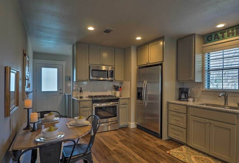 Cozy Home Blocks To Georgetown Square & Su!