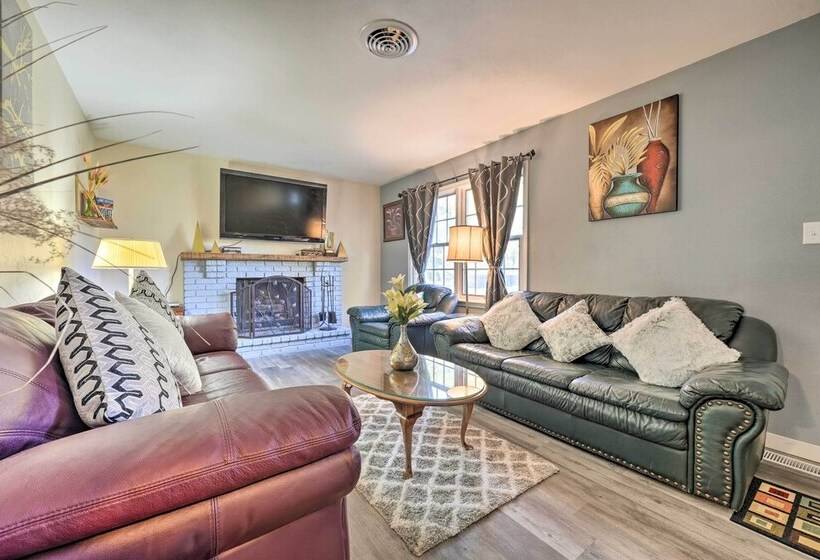 Granger Hedge House W/ Sunroom & Yard Games