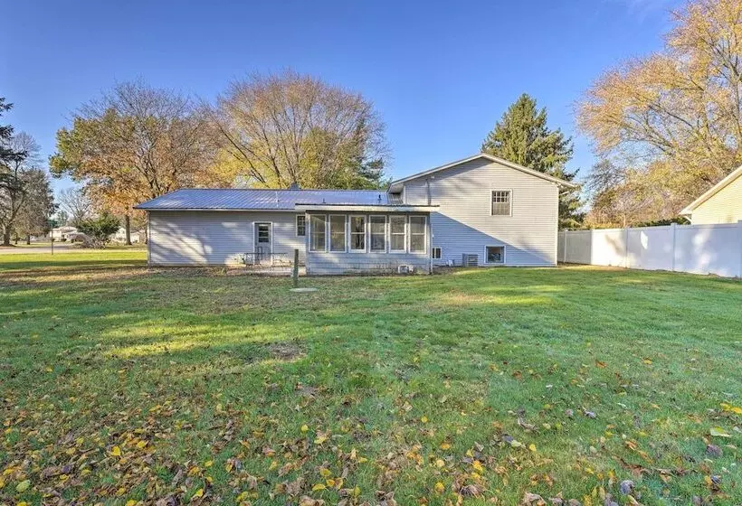 Granger  Hedge House  W/ Sunroom & Yard Games