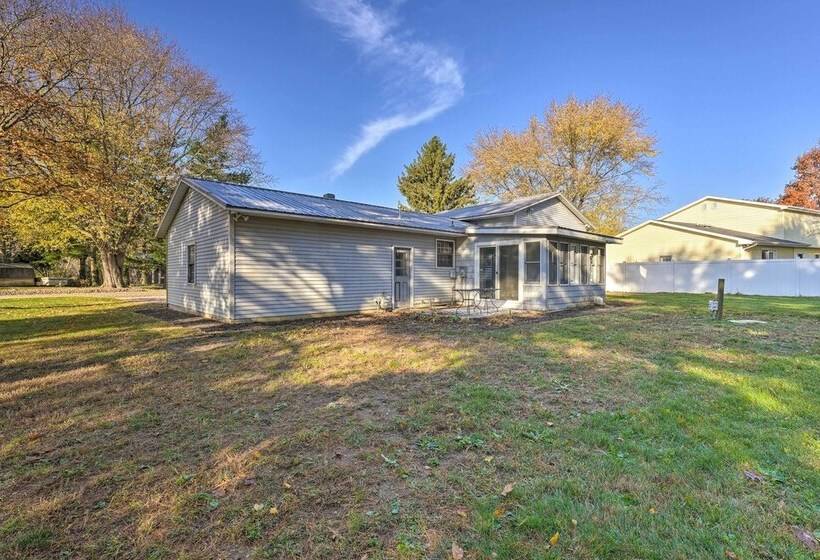 Granger Hedge House W/ Sunroom & Yard Games