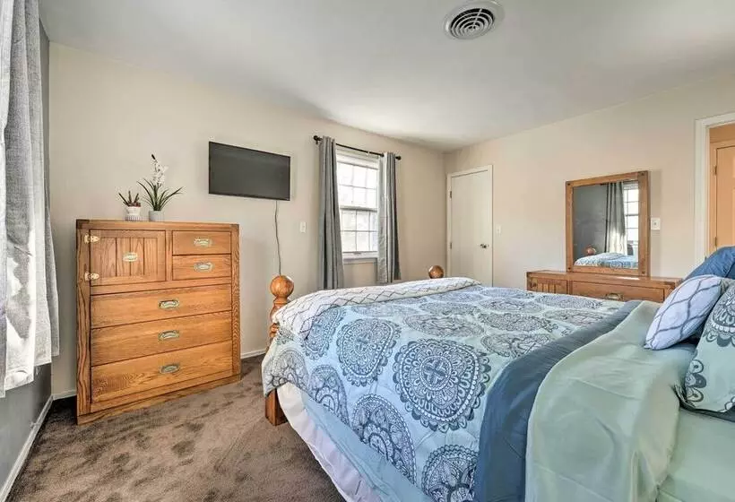 Granger  Hedge House  W/ Sunroom & Yard Games