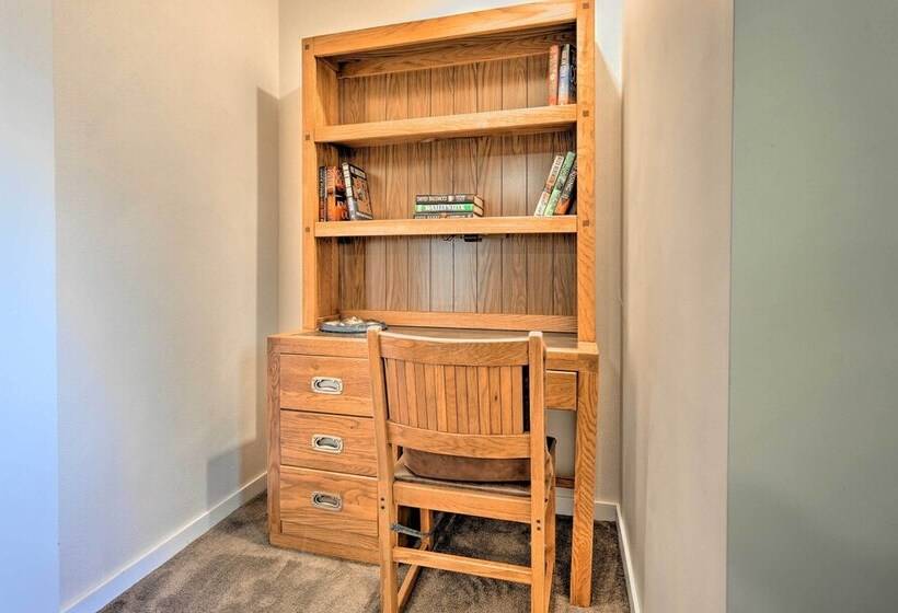 Granger Hedge House W/ Sunroom & Yard Games