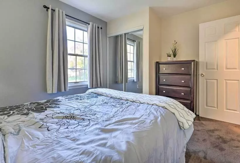 Granger  Hedge House  W/ Sunroom & Yard Games