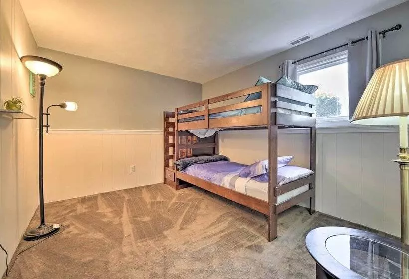 Granger  Hedge House  W/ Sunroom & Yard Games