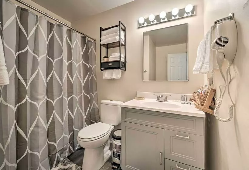 Granger  Hedge House  W/ Sunroom & Yard Games