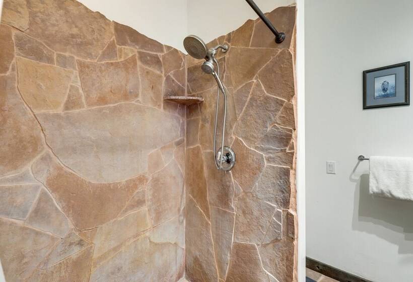 Heber City Home: Private Yard & Hot Tub!