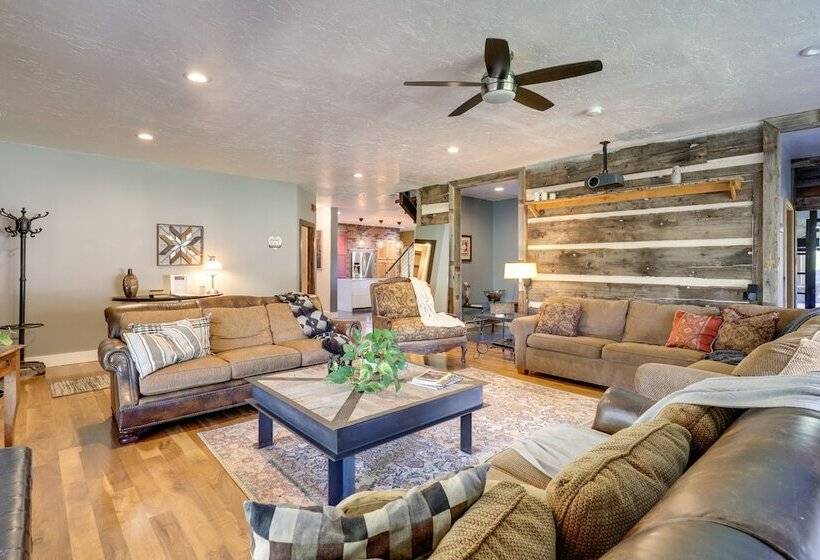 Heber City Home: Private Yard & Hot Tub!