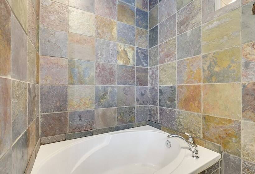 Heber City Home: Private Yard & Hot Tub!