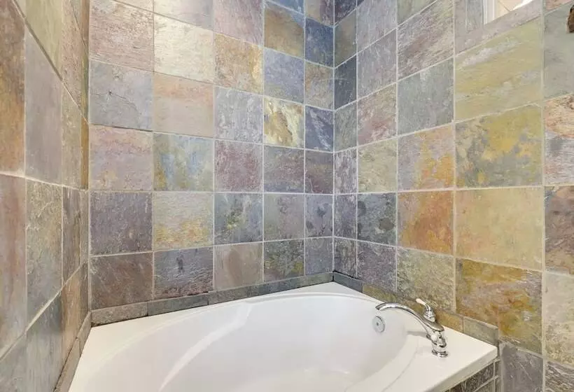 Heber City Home: Private Yard & Hot Tub!