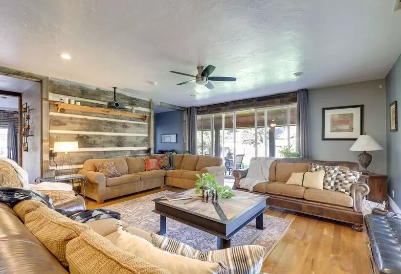 Heber City Home: Private Yard & Hot Tub!