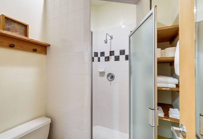 Heber City Home: Private Yard & Hot Tub!