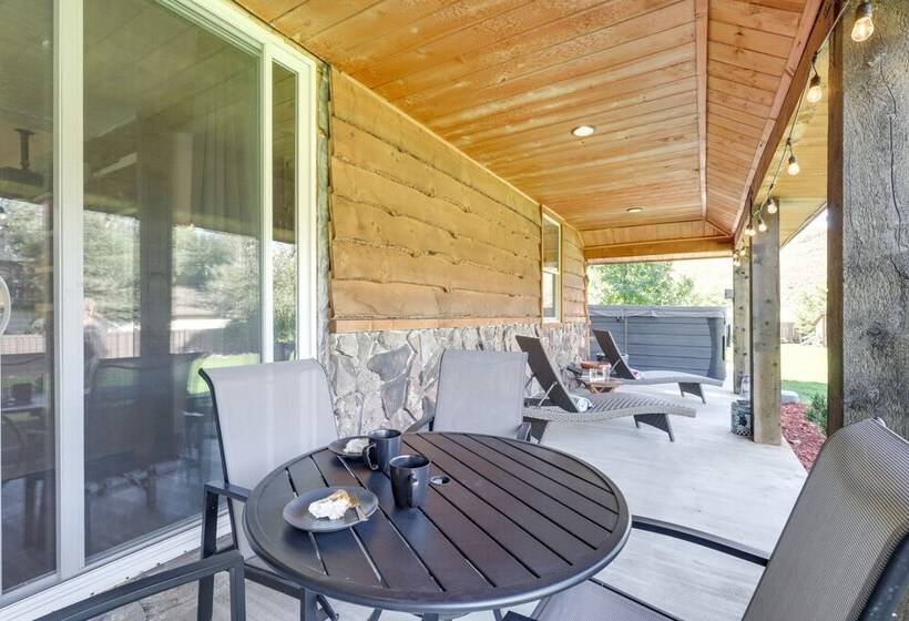 Heber City Home: Private Yard & Hot Tub!