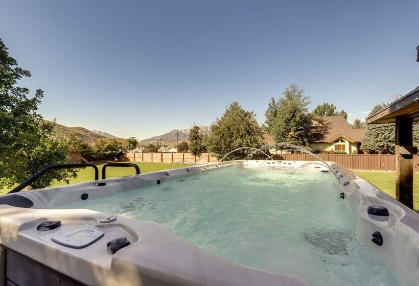 Heber City Home: Private Yard & Hot Tub!