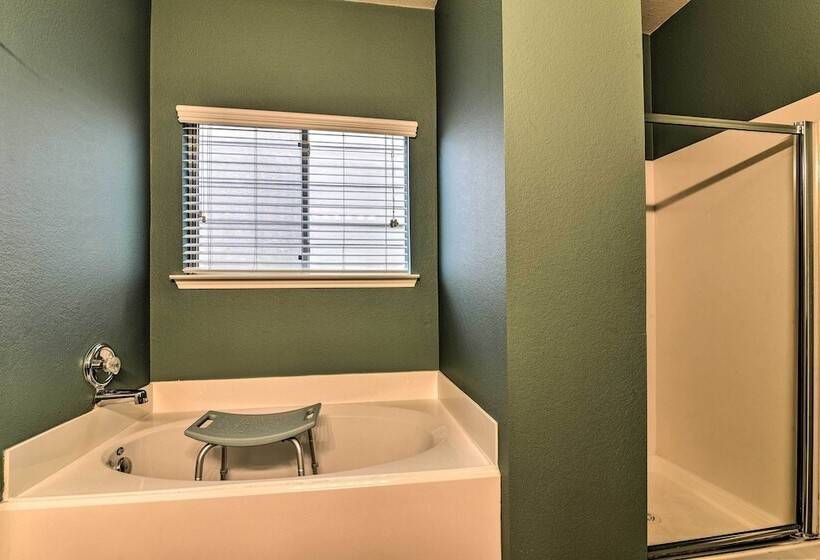 Houston Family Home W/ Yard ~ 8 Mi To Nrg Stadium!