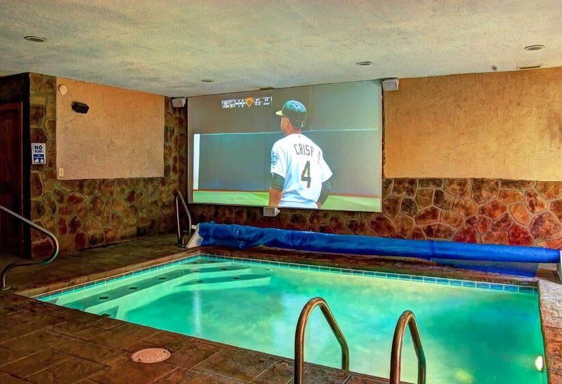 Luxe Smoky Mountain Cabin: Indoor Pool & Fire Pit!