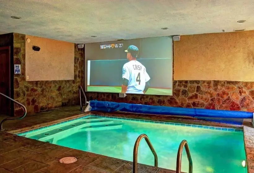 Luxe Smoky Mountain Cabin: Indoor Pool & Fire Pit!