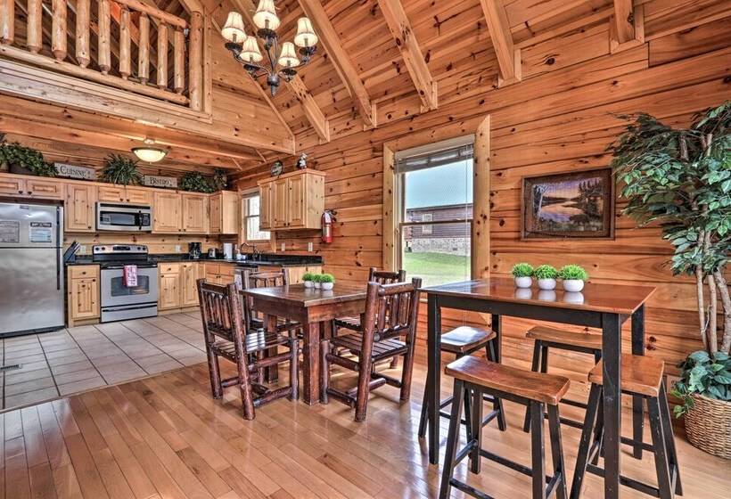 Luxe Smoky Mountain Cabin: Indoor Pool & Fire Pit!