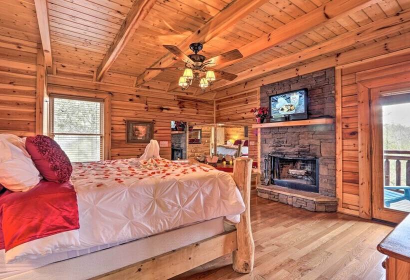Luxe Smoky Mountain Cabin: Indoor Pool & Fire Pit!