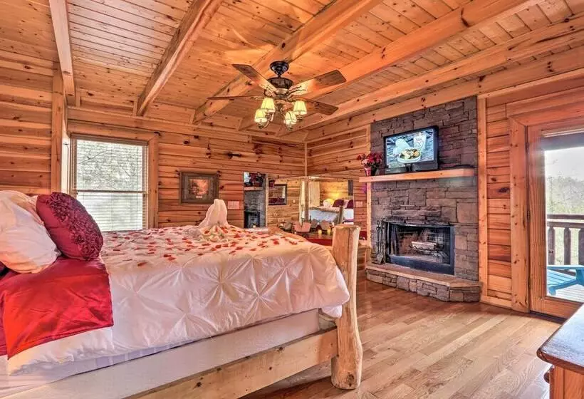 Luxe Smoky Mountain Cabin: Indoor Pool & Fire Pit!