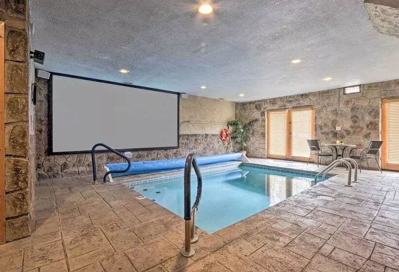 Luxe Smoky Mountain Cabin: Indoor Pool & Fire Pit!