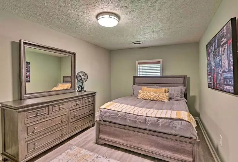 Quaint Downtown Murfreesboro Cottage W/ Lush Yard