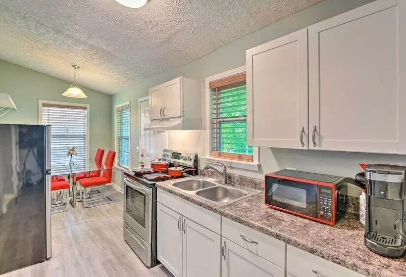 Quaint Downtown Murfreesboro Cottage W/ Lush Yard