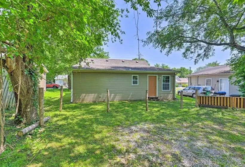 Quaint Downtown Murfreesboro Cottage W/ Lush Yard