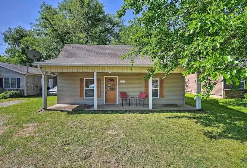 Quaint Downtown Murfreesboro Cottage W/ Lush Yard