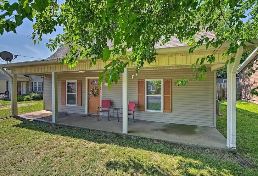 Quaint Downtown Murfreesboro Cottage W/ Lush Yard