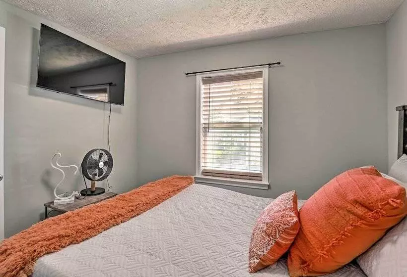 Quaint Downtown Murfreesboro Cottage W/ Lush Yard