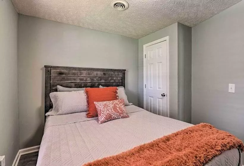 Quaint Downtown Murfreesboro Cottage W/ Lush Yard