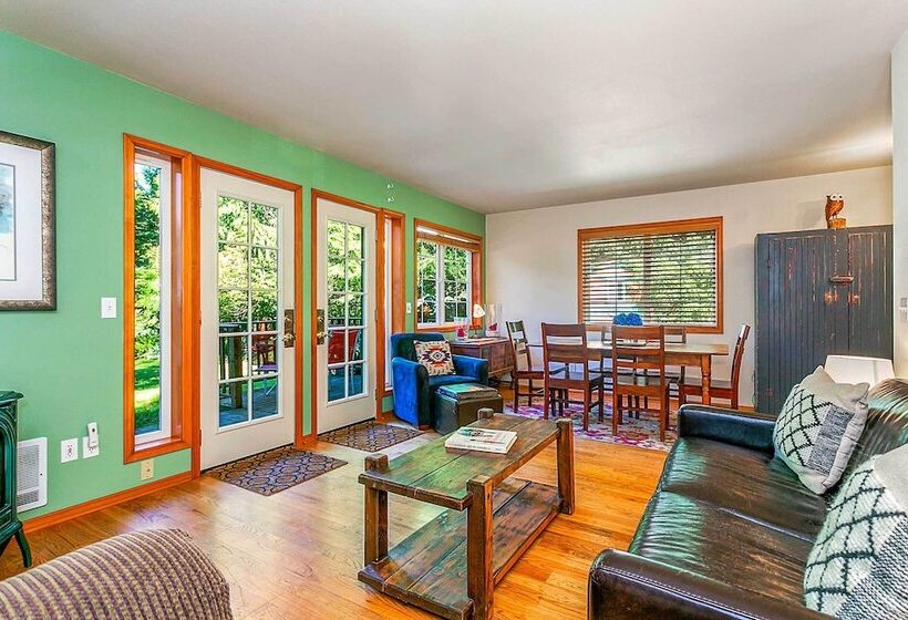 Riverfront Gold Bar Cabin Near Stevens Pass!