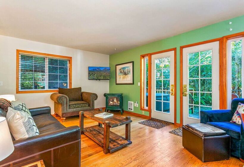 Riverfront Gold Bar Cabin Near Stevens Pass!