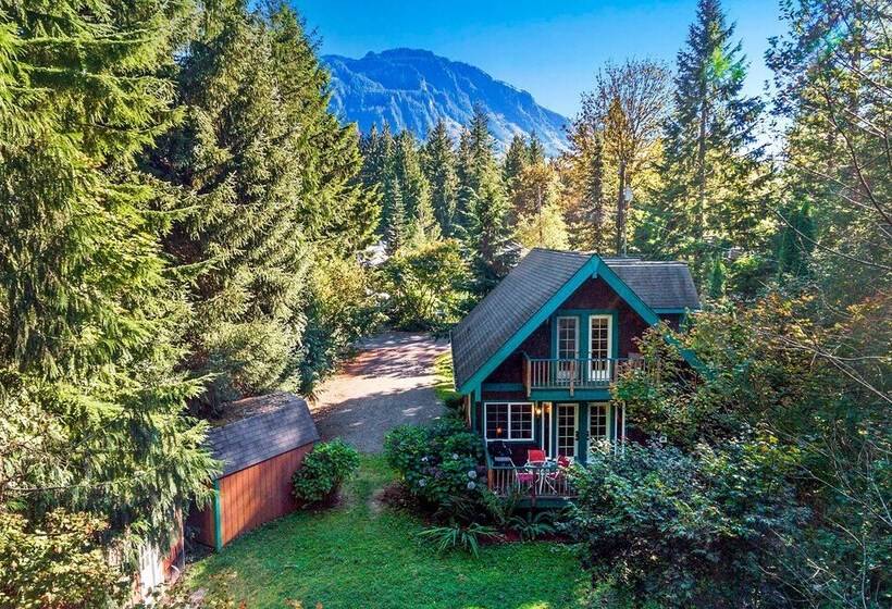 Riverfront Gold Bar Cabin Near Stevens Pass!