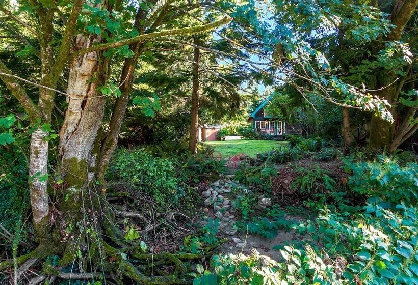 Riverfront Gold Bar Cabin Near Stevens Pass!