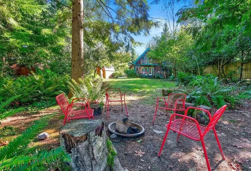 Riverfront Gold Bar Cabin Near Stevens Pass!