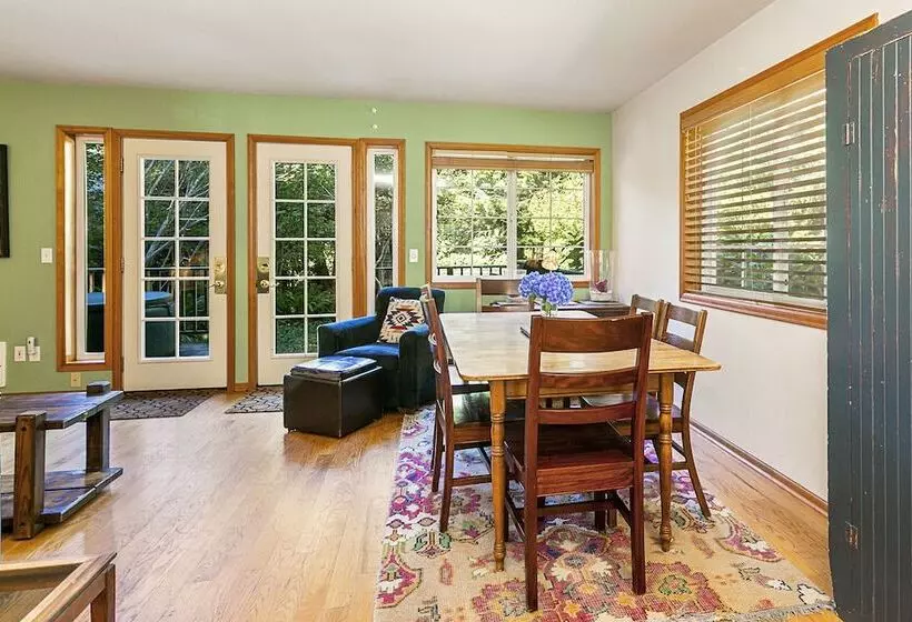Riverfront Gold Bar Cabin Near Stevens Pass!