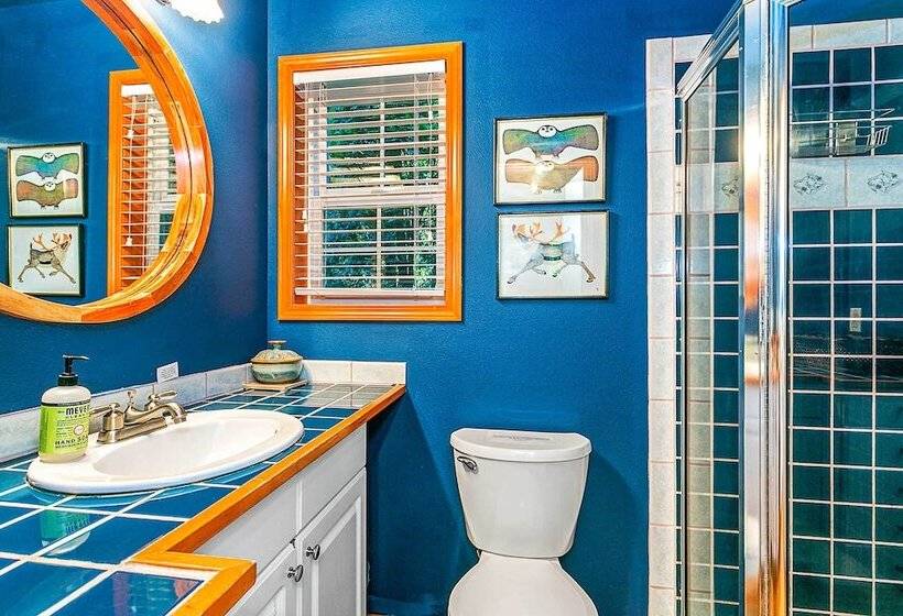 Riverfront Gold Bar Cabin Near Stevens Pass!