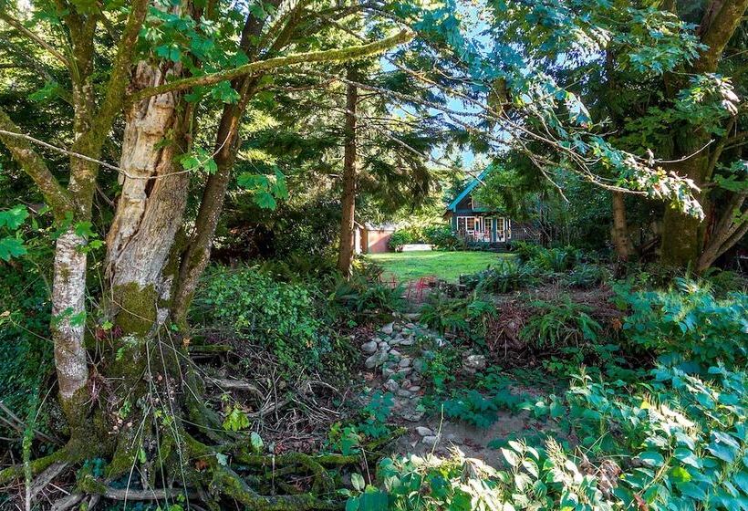 Riverfront Gold Bar Cabin Near Stevens Pass!
