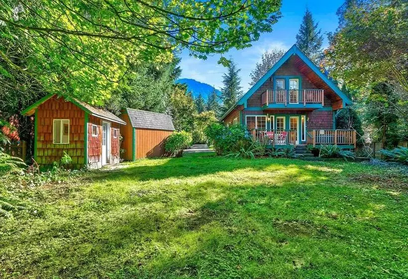 Riverfront Gold Bar Cabin Near Stevens Pass!