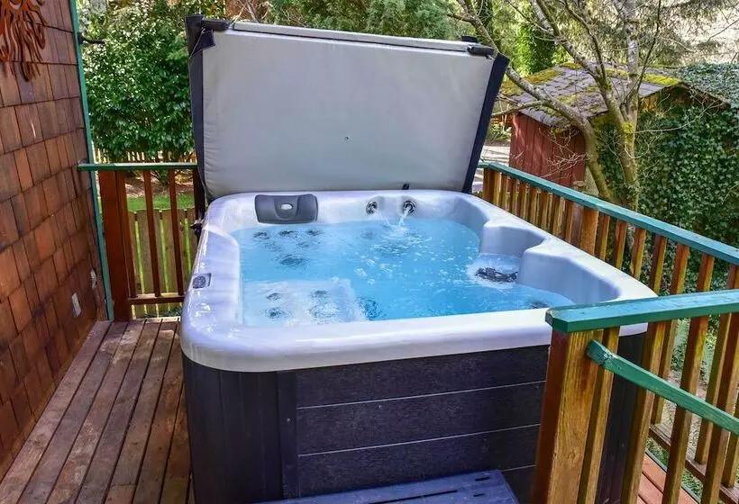 Riverfront Gold Bar Cabin Near Stevens Pass!
