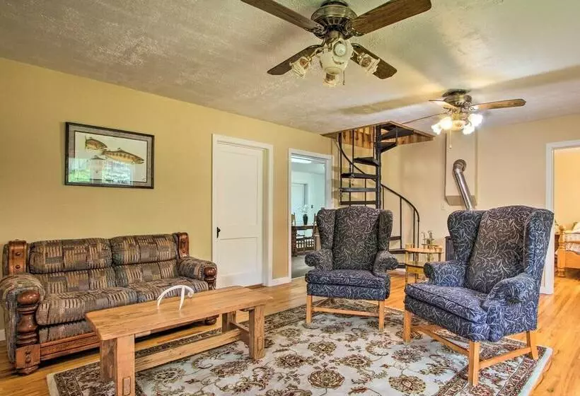 Rustic Hamilton Farmhouse: Stunning Mtn Views