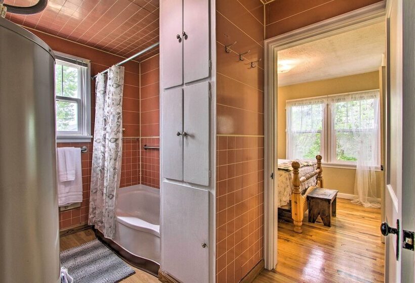 Rustic Hamilton Farmhouse: Stunning Mtn Views