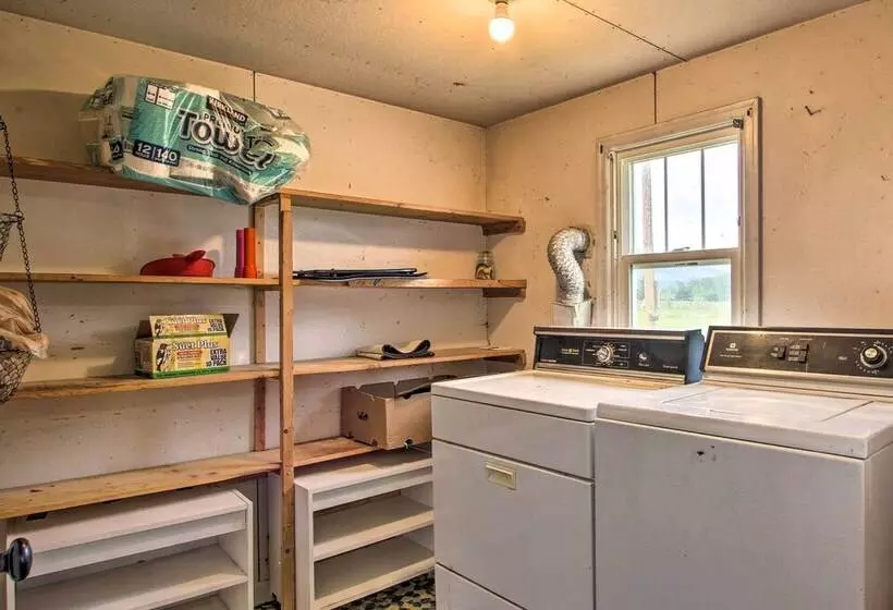 Rustic Hamilton Farmhouse: Stunning Mtn Views