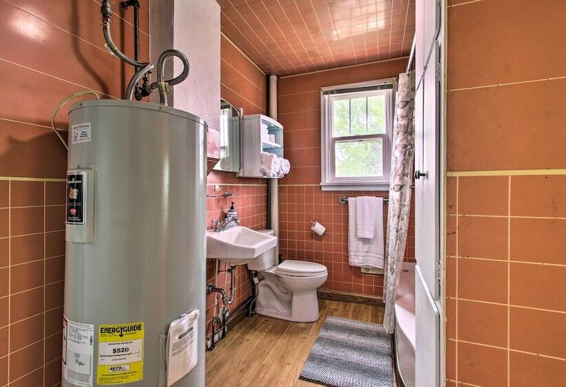 Rustic Hamilton Farmhouse: Stunning Mtn Views