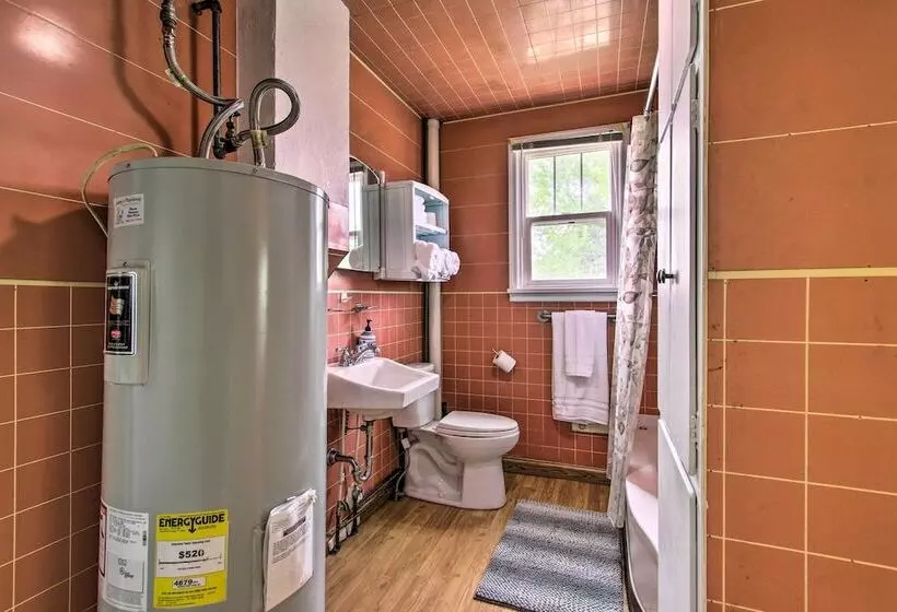 Rustic Hamilton Farmhouse: Stunning Mtn Views