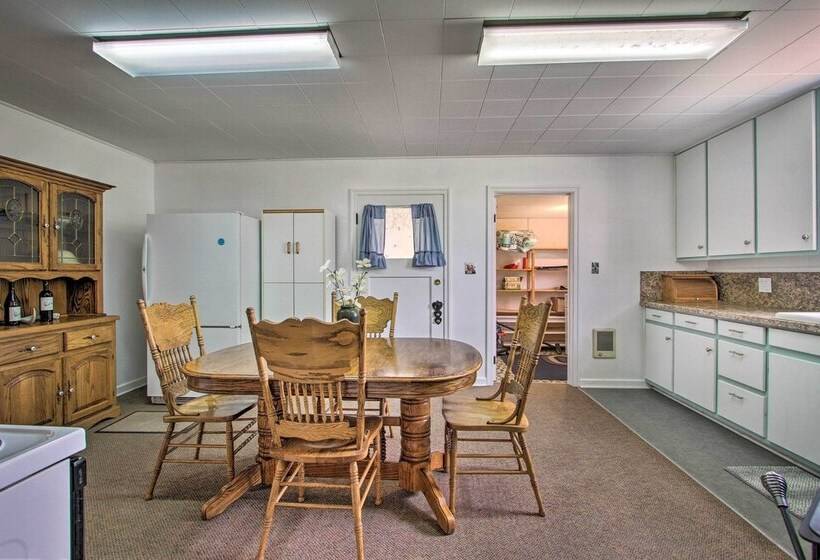 Rustic Hamilton Farmhouse: Stunning Mtn Views