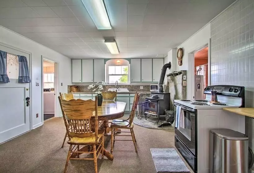 Rustic Hamilton Farmhouse: Stunning Mtn Views